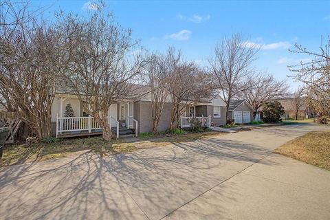 Photo of 1902 Alameda Street, Norman, OK 73071 (MLS # 1216654)