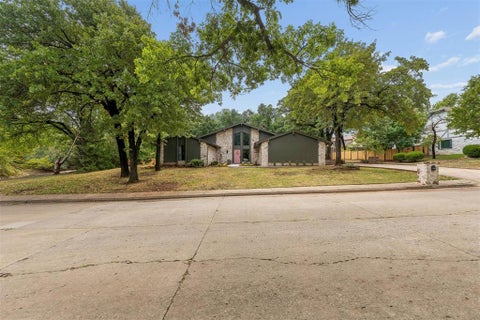 Photo of 1100 Oak Tree Drive, Edmond, OK 73025 (MLS # 1251114)