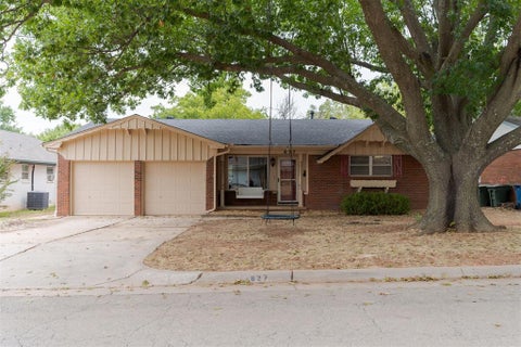 Photo of 627 Ridgecrest Road, Edmond, OK 73013 (MLS # 1246612)