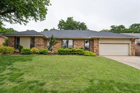 Photo of 1313 Devonshire Court, Edmond, OK 73034 (MLS # 1227849)