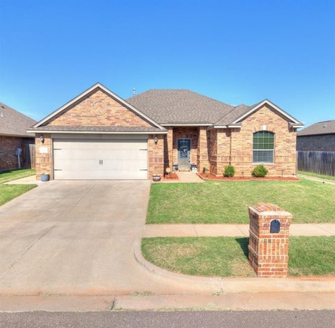 Photo of 3208 Brookstone Lakes Drive, Yukon, OK 73099 (MLS # 1235161)