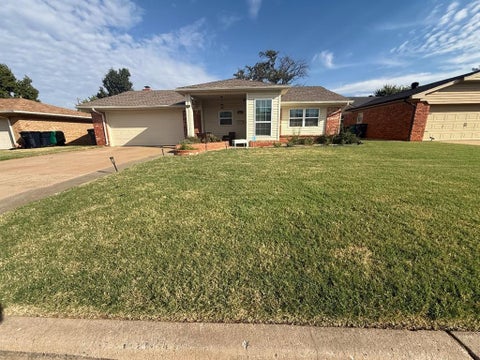 Photo of 5825 NW 86th Street, Oklahoma City, OK 73132 (MLS # 1193854)