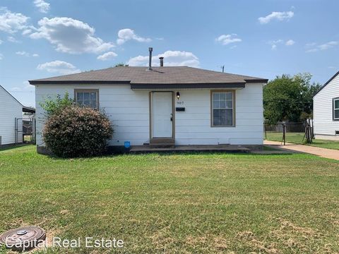 Photo of 907 Bell Drive, Oklahoma City, OK 73110 (MLS # 1218875)