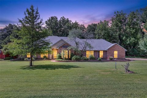 Photo of 1690 Deerwood Trail, Edmond, OK 73034 (MLS # 1237332)