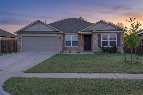 Photo of 525 W Ava Drive, Mustang, OK 73064 (MLS # 1224191)