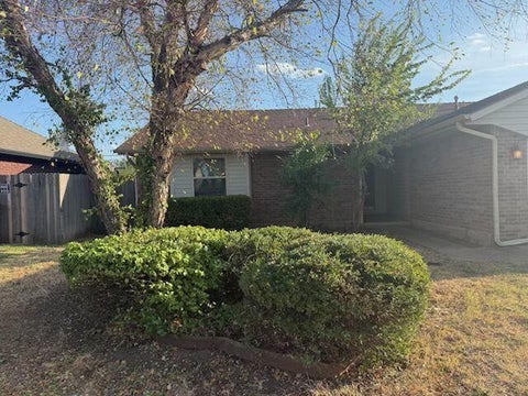 Photo of 1004 SW 11th Street, Moore, OK 73160 (MLS # 1250331)