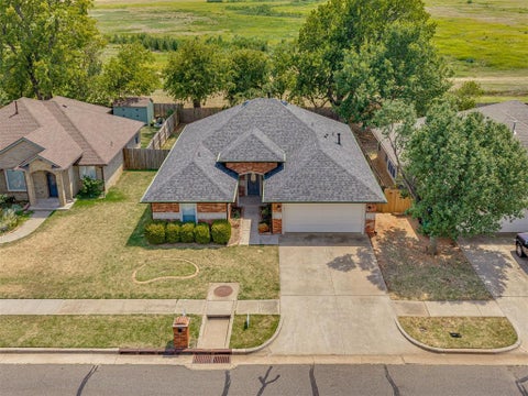 Photo of 11108 SW 8th Street, Yukon, OK 73099 (MLS # 1251771)