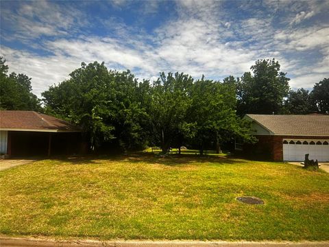 Photo of 2725 NW 41st Street, Oklahoma City, OK 73112 (MLS # 1238226)