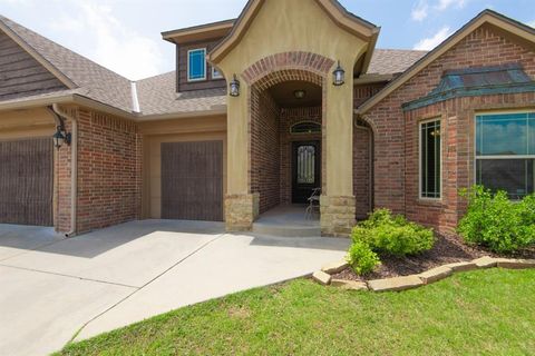 Photo of 701 Lindsey Lane, Moore, OK 73160 (MLS # 1229412)