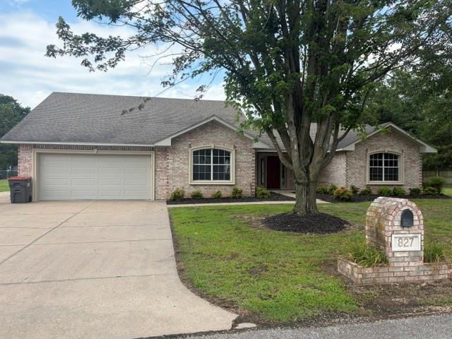 Photo 1 of 28 — 827 Chatsworth Drive, Grove, OK 74344
