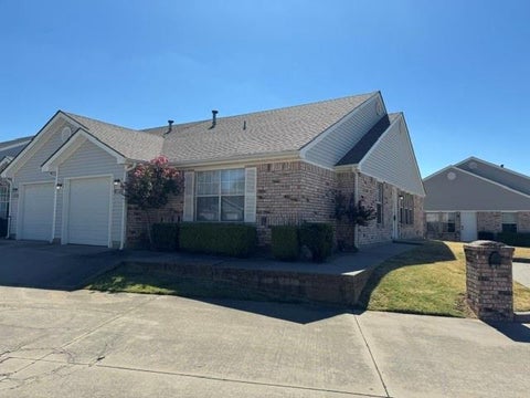 Photo of 1617 High Circle, Norman, OK 73071 (MLS # 1248806)