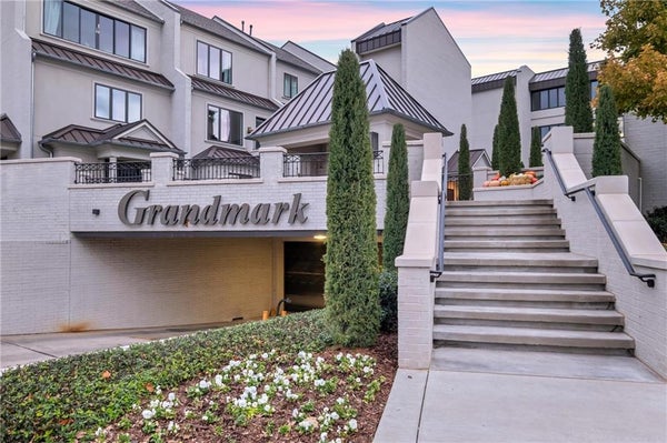 6429 GRANDMARK DR, NICHOLS HILLS, OK 73116 - Image d860749d6d06a98d1c3ac4e2ed9f02b0/1227685281