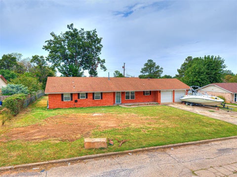 Photo of 907 Oak Park Drive, Choctaw, OK 73020 (MLS # 1246521)