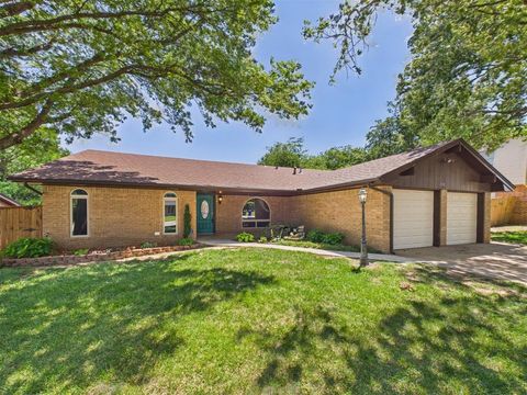 Photo of 2332 Lindenwood Lane, Norman, OK 73071 (MLS # 1230335)