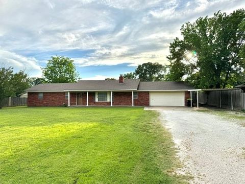 Photo of 509 Mayfair Way, Ada, OK 74820 (MLS # 1230285)