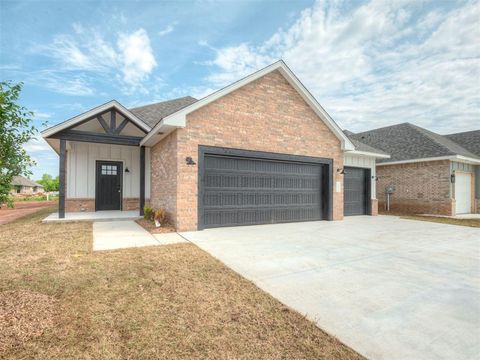Photo of 10621 SW 18th Street, Yukon, OK 73099 (MLS # 1227096)