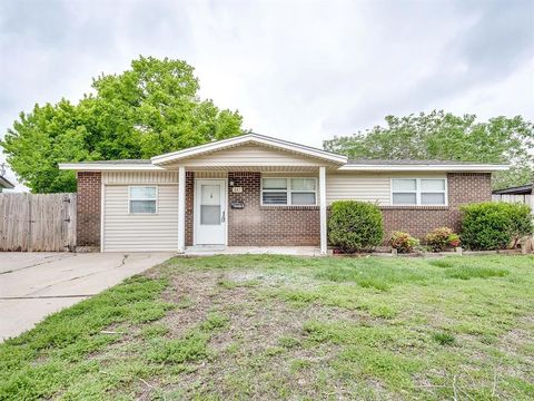 Photo of 641 SW 15th Street, Moore, OK 73160 (MLS # 1235164)