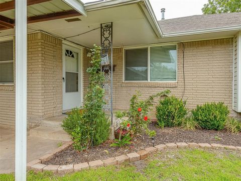 Photo of 919 SW 3rd Street, Moore, OK 73160 (MLS # 1226714)
