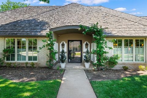 Photo of 1401 Glenbrook Drive, Oklahoma City, OK 73118 (MLS # 1229278)