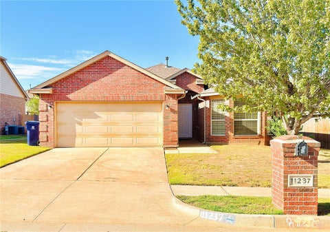 Photo of 11237 NW 97th Street, Yukon, OK 73099 (MLS # 1248704)
