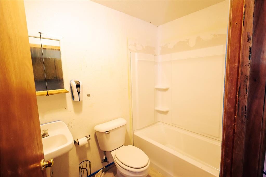 Shawnee, Oklahoma 74801, United States, 2 Bedrooms Bedrooms, ,2 BathroomsBathrooms,Residential,Active,222072