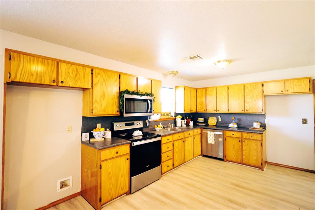 Shawnee, Oklahoma 74801, United States, 2 Bedrooms Bedrooms, ,2 BathroomsBathrooms,Residential,Active,222072