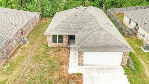 Photo of 840 Highgarden Circle, Noble, OK 73068 (MLS # 1182346)