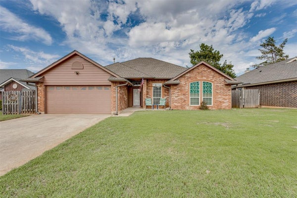 421 E MAGNOLIA TER, MUSTANG, OK 73064 - Image e63a34d7fd2a38c7a070da1d60290192/3678112864
