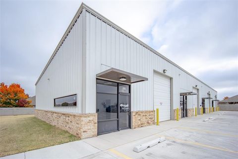 Photo of 236 Chisholm Trail Way #302, Mustang, OK 73064 (MLS # 1195247)