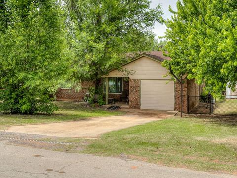 Photo of 321 N Jefferson Avenue, Blanchard, OK 73010 (MLS # 1230548)