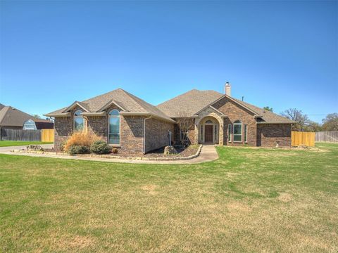 Photo of 927 Fox Drive, Choctaw, OK 73020 (MLS # 1206545)