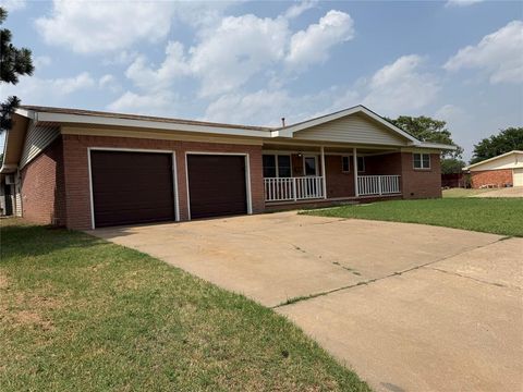 Photo of 1609 Lincoln Street, Altus, OK 73521 (MLS # 1230130)