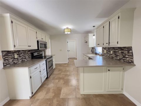 Photo of 11800 Kingsridge Terrace, Oklahoma City, OK 73170 (MLS # 1227159)