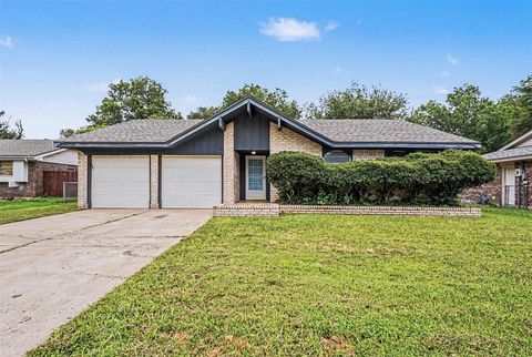 Photo of 1317 Columbia Circle, Norman, OK 73071 (MLS # 1234112)
