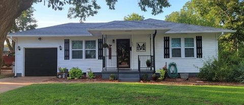 Photo of 406 Winona, Lindsay, OK 73052 (MLS # 1238866)