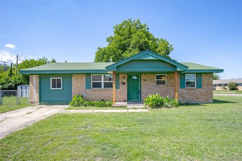 Photo of 901 SW 3rd Street, Moore, OK 73160 (MLS # 1232306)