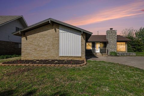 Photo of 1001 Queensboro Place, Yukon, OK 73099 (MLS # 1223678)