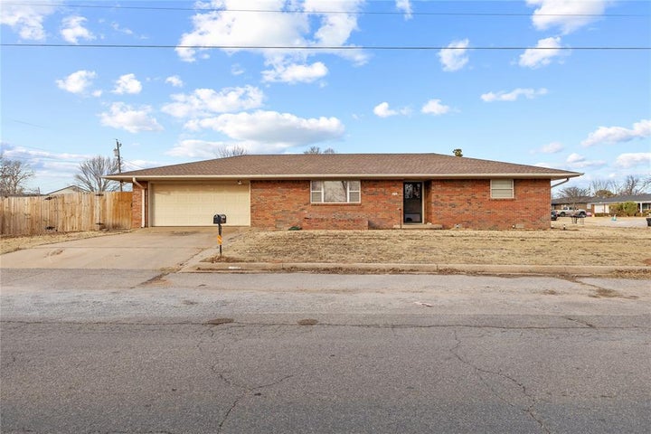 Photo 1 of 21 — 133 E 7th Street, Hydro, OK 73048