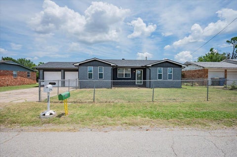 Photo of 119 Windsor Road, Chickasha, OK 73018 (MLS # 1238544)