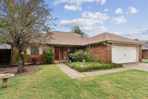 Photo of 324 W Blueridge Drive, Midwest City, OK 73110 (MLS # 1253286)