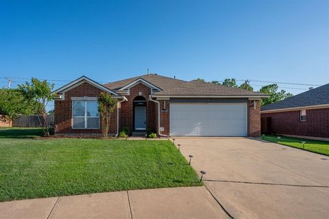 Photo of 2720 Mountain Oaks Drive, Norman, OK 73071 (MLS # 1227785)