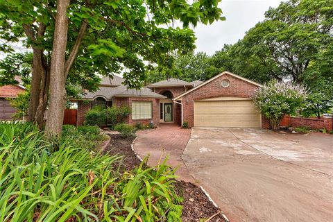 Photo of 1116 Fountain Gate Court, Norman, OK 73072 (MLS # 1234441)