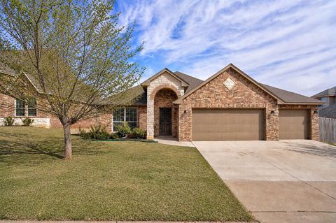 Photo of 1805 Hobo Street, Yukon, OK 73099 (MLS # 1229448)
