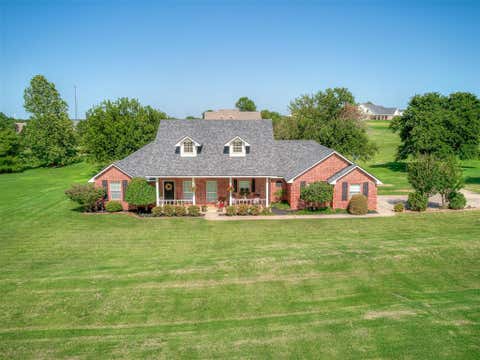 Photo of 916 Winter Park PARK, Blanchard, OK 73010 (MLS # 1237494)