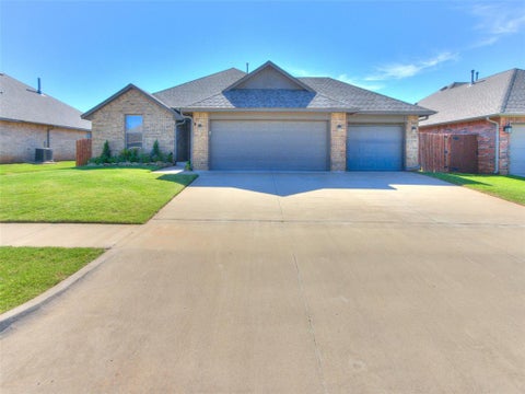 Photo of 8921 Stacy Lynn Lane, Yukon, OK 73099 (MLS # 1234877)