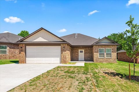 Photo of 209 E Abbott Lane, Mustang, OK 73064 (MLS # 1229003)