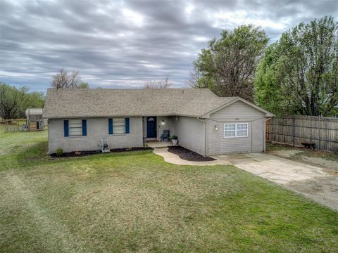 Photo of 314 NE Jefferson Avenue, Piedmont, OK 73078 (MLS # 1221500)