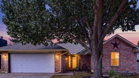 Photo of 1901 Butterfield Trail, Choctaw, OK 73020 (MLS # 1246943)