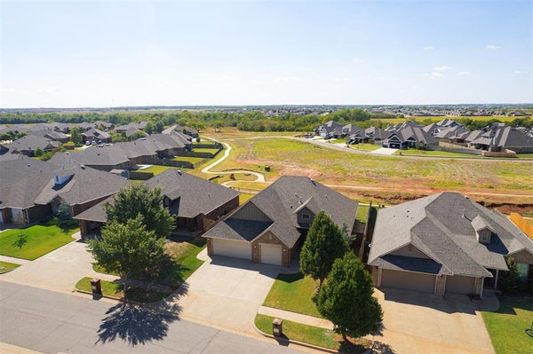 13341 OUTDOOR LIVING DR, PIEDMONT, OK 73078 - Image f994baa7d2b6b0d982f7eaed516618c8/2255956760