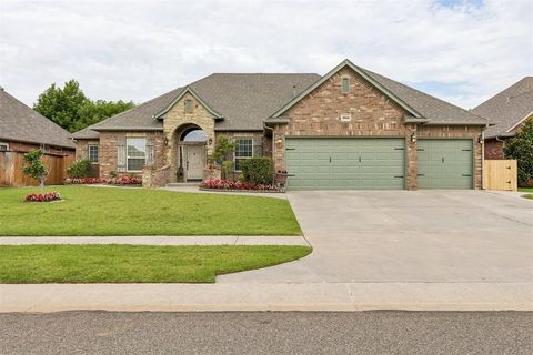 Photo of 3004 Skye Ridge Drive, Norman, OK 73069 (MLS # 1237397)